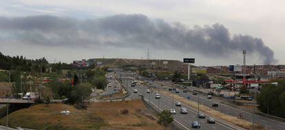 Columna de humo desde la carretera de Valencia.