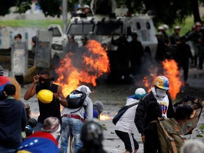 Enfrentamiento entre fuerzas del orden y opositores al Gobierno de Nicolás Maduro en las calles de Caracas (Venezuela).