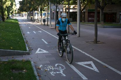 Las aceras bici suelen generar conflictos en los puntos donde hay más peatones. Es el caso de esta en el paseo de Valldaura (Barcelona).