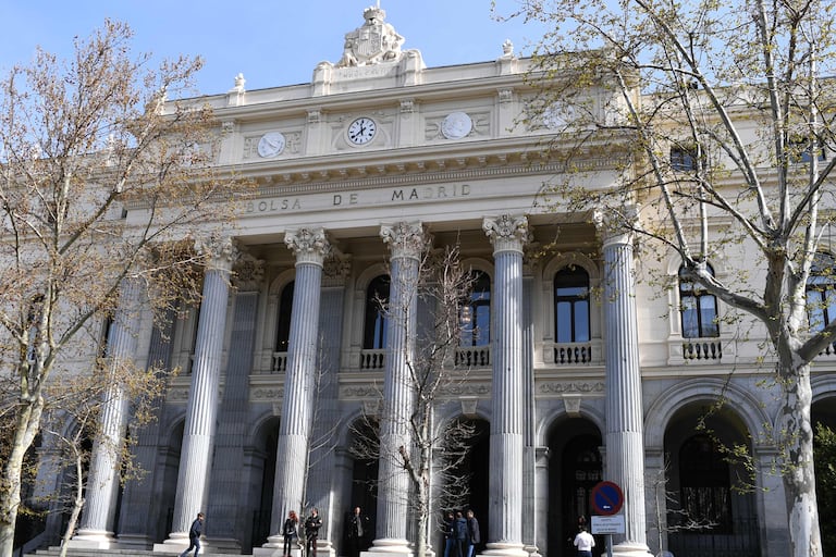 Fachada del edificio de la Bolsa de Madrid.