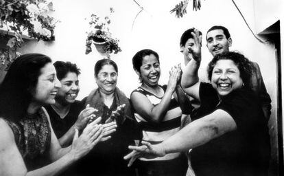 Bernarda (segunda por la izquierda) y Fernanda (cuarta) de Utrera de fiesta en Sevilla en 1969.