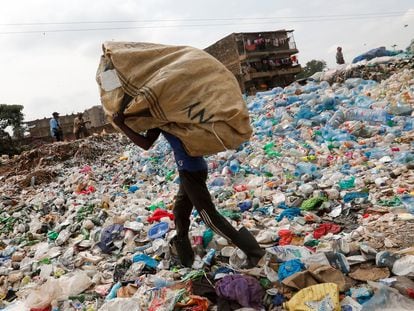 Imagen de archivo en la que un reciclador transporta residuos en el vertedero de Dandora, en Nairobi, Kenia, el 29 de julio de 2020.