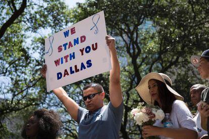 Asistentes a la vigilia por las víctimas de la matanza, en Dallas el viernes.