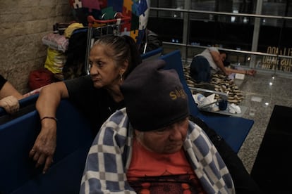 Algunas de las personas que viven en el Aeroparque suelen hacer amistades o grupos. No siempre las relaciones se llevan a buenos términos y muchos prefieren permanecer solos, salir en la mañana y volver al aeropuerto solamente a dormir.