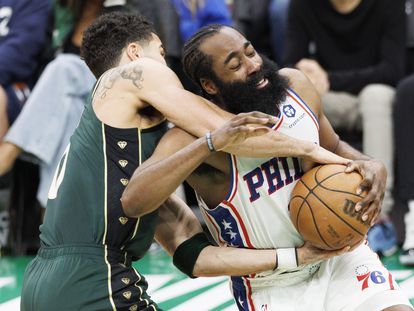 Jayson Tatum, de los Boston Celtics, y James Harden, de los Philadelphia 76ers, pugnan por un balón en el partido de este martes en Boston.