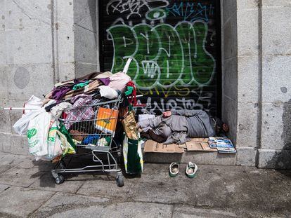 Una persona sin hogar, en Madrid, durante la pandemia.