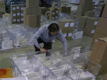 Un funcionario prepara las urnas para las elecciones catalanas del 21-D.