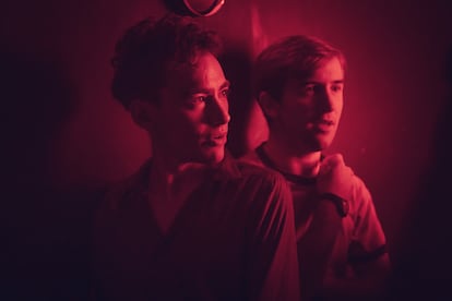 Olly Alexander como Ritchie y Callum Scott Howells como Colin en 'It's a Sin'.