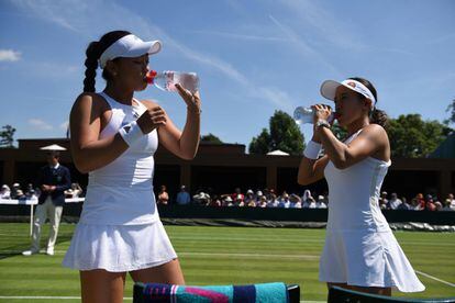 Las japonesas Miyu Kato (derecha) y Eri Hozumidurante la primera ronda del partido de dobles femenino contra las australianas Monique Adamczak y Storm Sanders, el 5 de julio de 2017.