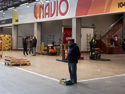 Almacén de la empresa de frutas y verduras Navio, en Mercabarna, totalmente vacío por la huelga de transportistas. Su género procede en su mayoría de Huelva y Almería.