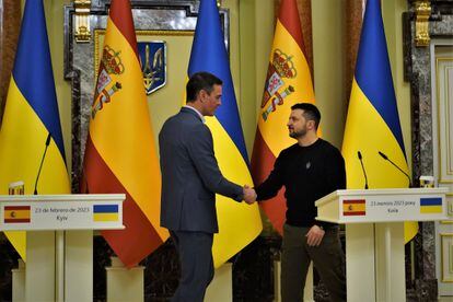 Pedro Sánchez y Volodímir Zelenski se saludan este jueves en Kiev.