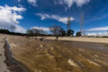 Otra imagen inusual: el río de Los Ángeles lleva agua este 1 de marzo después de varios días de lluvias.