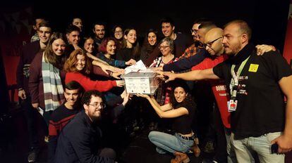 Los representantes estudiantiles posan con una de las urnas que se usarán en las universidades para el referéndum de monarquía o república.