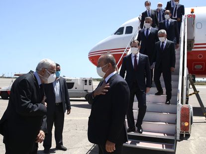 El ministro de Exteriores, Mevlüt Çavusoglu; el de Finanzas, Berat Albayrak, y varios altos cargos del Gobierno de Turquía a su llegada a Trípoli el miércoles.
