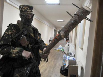 Un miliciano prorruso vigila un edificio estatal en Donetsk, el pasado mayo.