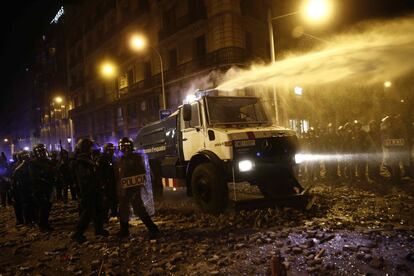 Los Mossos usaron por primera vez desde 1994 su camión cisterna para disolver la protesta de plaza Urquinaona en 2019.