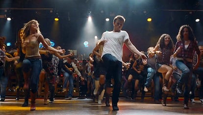 Footloose

Las peripecias de un rebelde de ciudad que despierta a la población de un paraje rural en el que está prohibida la música y el baile podría interesar en 1984, pero no a estas alturas de la película. Y si Kevin Bacon no es el protagonista, ya ni hablamos.