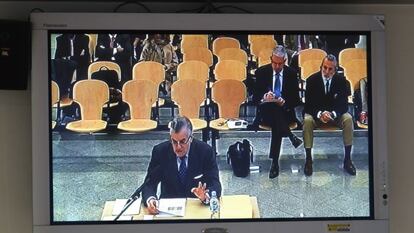 Imagen del monitor instalado en la sala de prensa de la Audiencia Nacional de la declaración del extesorero del PP Luis Bárcenas