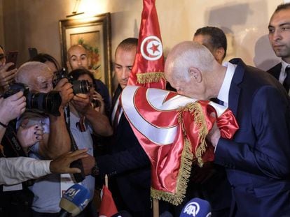 Kais Said besa la bandera nacional tras su victoria electoral, el pasado día 13 en Túnez.