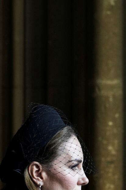 Kate, princesa de Gales, sale de Westminster tras asistir a la capilla ardiente de la difunta Isabel II.