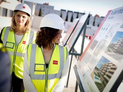 La presidenta de la Comunidad de Madrid, Isabel Díaz Ayuso, en una visita a las obras en el Plan Vive de Alcorcón.