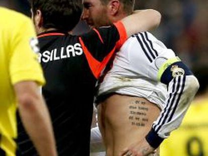  Los jugadores del Real Madrid Iker Casillas y Sergio Ramos, al t&eacute;rmino del partido de vuelta de las semifinales de la Liga de Campeones ante el Borussia Dortmund.
