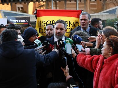 El presidente de Vox, Santiago Abascal, atiende a los medios antes de presentar el recurso de inconstitucionalidad contra la supresión del delito de sedición, el 19 de enero.