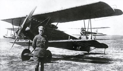 Ernst Udet, con su caza durante la I Guerra Mundial.