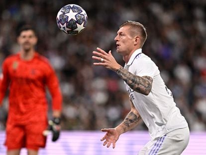Toni Kroos controla un balón contra el Chelsea en el Bernabéu.