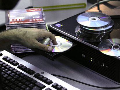 Un usuario copia CD con unos de los dispositivos que antes estaba sujeto al canon digital. 