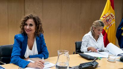 La ministra de Hacienda, María Jesús Montero (a la izquierda), y la vicepresidenta segunda y ministra de Trabajo y Economía Social, Yolanda Díaz, en una reunión con la Mesa de Diálogo Social, este 21 de septiembre.