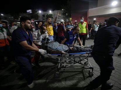 El cuerpo de un periodista palestino alcanzado por un bombardeo israelí era transportado en camilla el día 10 en la ciudad de Gaza.