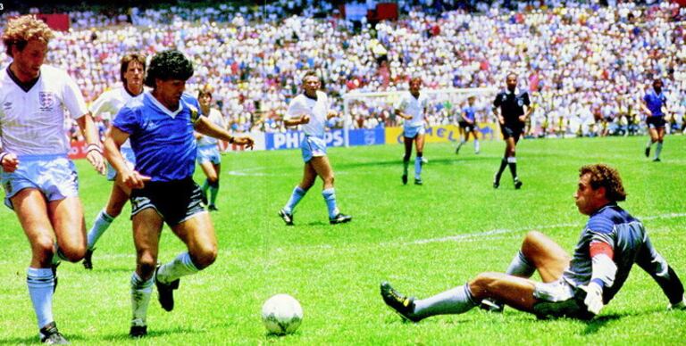 Maradona regatea a Peter Shilton antes de anotar su segundo gol en el partido entre Argentina e Inglaterra de cuartos de final del Mundial de México 86.