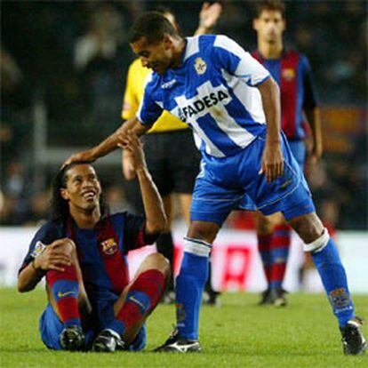 Mauro Silva consuela a Ronaldinho en un lance del partido.