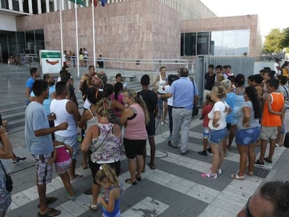 Familiares de los detenidos, ante el juzgado de M&aacute;laga.