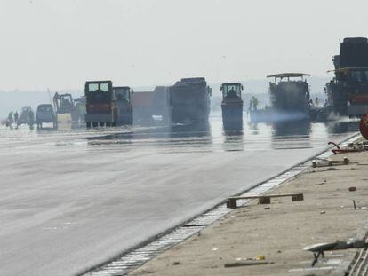 Imagen de 2005, con la pista 14L-32R en plena construcción.