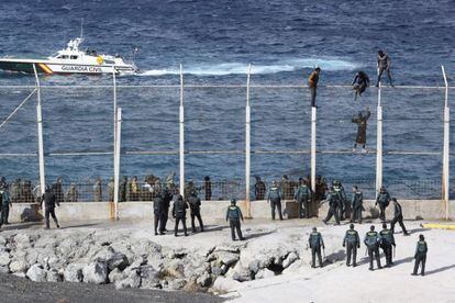 Varios inmigrantes permanecen encaramados a la valla de Ceuta.