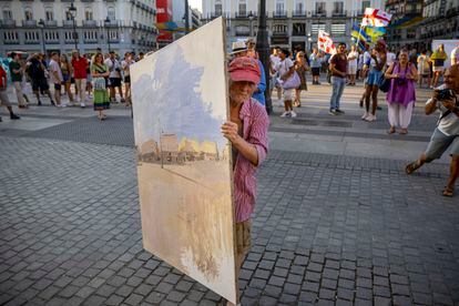 Antonio López al terminar su jornada pintando la semana pasada en la Puerta del Sol. 