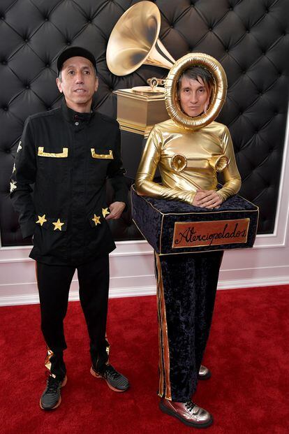 Hector Buitrado y Andrea Echeverri, vestida literalmente de premio Grammy, ambos de la banda colombiana de rock Aterciopelados.
