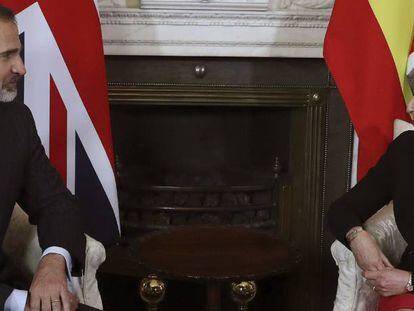 El rey Felipe junto a la primera ministra brit&aacute;nica, Theresa May, en el 10 de Downing Street.