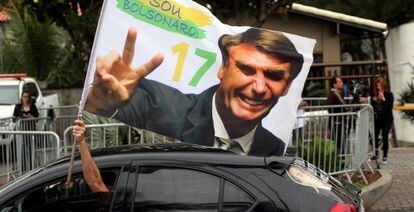 Un seguidor de Jair Bolsonaro celebra la victoria de este ante la casa del nuevo presidente, el lunes en R&iacute;o de Janeiro (Brasil).