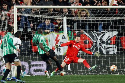 William Carvalho remata a puerta y marca el segundo gol del Betis al Rayo Vallecano en el partido de ida de las semifinales de la Copa del Rey..