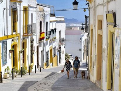 Dos personas pasean por una calle de Níjar, en Almería.