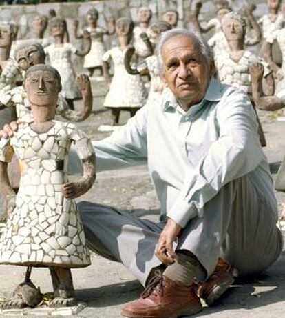 Nek Chand, sentado en su Jard&iacute;n de Rocas en Chandigahr, al norte de la India, en 2001