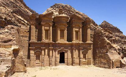 Petra (Jordania), conocida como la Ciudad Perdida, es una de las siete maravillas del mundo.