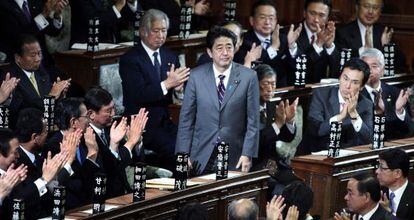 Shinzo Abe saluda entre los aplausos del Parlamento tras haber sido elegido nuevo primer ministro japonés.