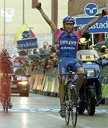 Juanma Gárate alza los brazos al ganar la etapa de ayer.