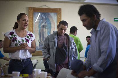 Migrantes rezan antes de comer en el Desayunador Padre Chava, en el centro de Tijuana. Diariamente se sirven más de 1.000 desayunos a los deportados