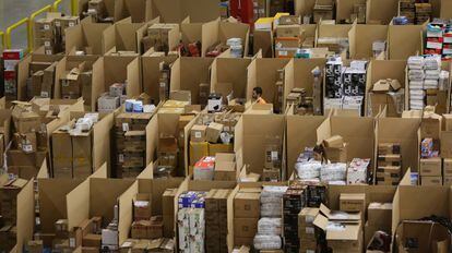 Preparación de pedidos en el almacén de Amazon en San Fernando de Henares (Madrid).