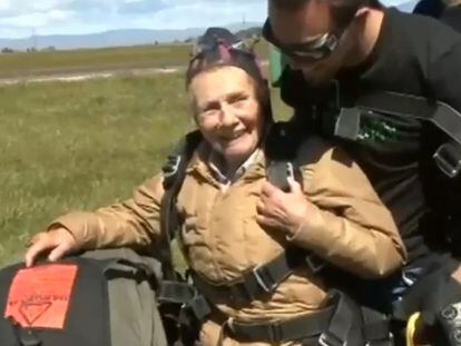 Beth Roberts, tras el salto en paracaídas.